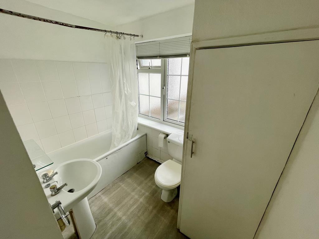 Lot: 12 - VACANT TWO-BEDROOM FLAT - Bathroom with W.C.